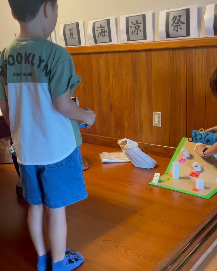 _______________________________________________

古民家をリノベーションし、
簡易宿泊施設として生まれ変わった【壱の宿】。
おばあちゃん家のような懐かしい雰囲気のお宿で
是非お寛ぎください。

『宿の情報・ご予約はこちらから→@ichino_yado』
_______________________________________________

８月31日(土曜日)に開催した宿で小さな夏祭り　『市マルシェ』は皆様のおかげで無事終了致しました！！☀️

悪天候にも関わらず、スタートから沢山の方が足を運んでくださり急遽開催した輪投げ目当てで来て下さったお子様もむえて、本当に心から嬉しかったです☺️

オリジナルうちわ作りに参加してくれた子達のセンスが良すぎて感動しました🥹

そして、大雨と分かりながらも開催を決定させて頂きましたが不安8割で設営をしてる中、明るく声をかけてくださる出店者さんたちのおかげで最初から最後まで楽しく夏祭りを開催する事が出来ました🥺

宿の中が賑わって、お子様の笑い声や楽しんでいる姿を見て
やって良かったと思えました🙇
もっともっと沢山の方に足を運んでもらい、いつでも賑わっている宿にしていけるようにこれからも精進していきたいと思いますので、至らない私達ですがこれからもよろしくお願いします😊

#tajimi##市之倉 #多治見#夏祭り#うちわ #夏の思い出 #皆様に感謝